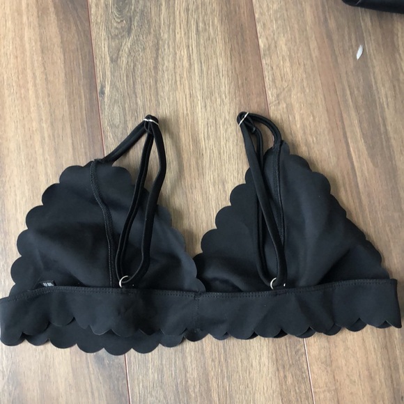 Black bralette with scalloped edges - Picture 3 of 3